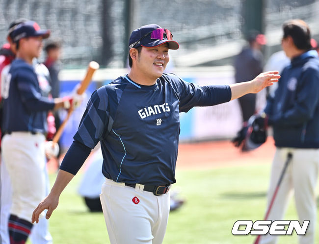 [OSEN=부산, 이석우 기자] 10일 부산 사직야구장에서 2025 신한 SOL 뱅크 KBO 리그 롯데 자이언츠와 LG 트윈스의 시범경기가 열린다. 롯데 자이언츠 한현희가 훈련을 하고 있다. 2025.03.10 / foto0307@osen.co.kr
