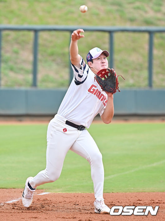 [OSEN=타이난(대만) , 이석우 기자] 프로야구 롯데 자이언츠가 1일(한국시간) 대만 타이난 아시아-태평양 국제야구센터에 스프링캠프를 차리고 구슬땀을 흘렸다.김태형 감독 등코치진과 투수20명,포수5명,내야수9명,외야수7명 등 총41명의 선수단이 1월 20일까지 1차 캠프에서 체력 강화와 기술 훈련을 치른 뒤 21일부터 3월 5일까지 일본 미야자키로 옮겨 2차 캠프에서 구춘리그에 참가해 실전 감각을 점검한다.롯데 나승엽이 3루 수비훈련을 하고 있다. 2026.02.01 / foto0307@osen.co.kr
