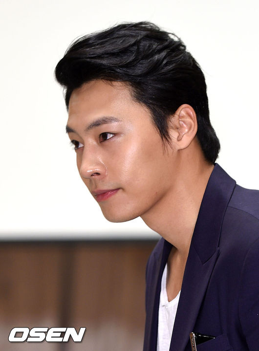 [OSEN=이대선 기자] 4일 오후 서울 목동 SBS 사옥에서 SBS 일일드라마 '돌아온 황금복' (연출 윤류해|극본 마주희) 제작발표회가 열렸다.배우 정은우가 제작발표회장으로 입장하고 있다.'돌아온 황금복'은 한 집안의 가장이자 환경미화원인 엄마가 실종된 사건을 바탕으로, 자신의 비밀을 묻어야 했던 재벌가 여자에 의해 희생된 어느 딸의 통쾌한 진실 찾기를 그린 작품이다. '달려라 장미' 후속으로 오는 8일 오후 7시 20분 첫 방송된다./sunday@osen.co.kr