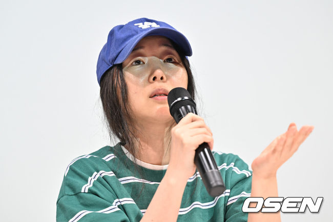 [OSEN=조은정 기자]하이브 산하 레이블 어도어의 대표 민희진이 25일 오후 서울 서초구 한국컨퍼런스센터에서 경영원 탈취 시도 의혹 관련 긴급기자회견을 열었다.앞서 하이브는 민희진 대표가 뉴진스를 데리고 본사로부터 독립하려 한다는 제보를 받아 관련 증거 수집에 나섰다.하이브는 A 씨 등 어도어 경영진이 대외비인 계약서를 유출하고, 하이브가 보유하고 있는 어도어 주식을 팔도록 유도했다는 정황을 포착해 감사권을 발동했으며A 씨가 하이브 내부 정보를 어도어에 넘긴 것으로도 파악했다. 이와 관련,민희진 대표는 공식입장을 통해 '아일릿의 뉴진스 카피 사태'에 문제를 제기하자 하이브로부터 해임 통보를 받은 것이라고 반박했다.민희진 대표가 입장을 발표하고 있다. 2024.04.25 /cej@osen.co.kr