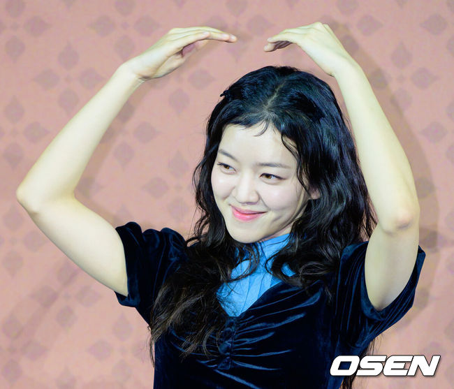 [OSEN=지형준 기자] 12일 오전 서울 강남구 삼성동 메가박스 코엑스에서 넷플릭스 영화 '파반느' 제작보고회가 열렸다.세 청춘의 삶과 사랑을 그린 달콤하고도 씁쓸한 스토리, 고아성, 변요한, 문상민의 매력적인 케미스트리, 이종필 감독만의 독창적이고 섬세한 시선으로 담아낸 청춘 멜로로 모두의 마음을 적실 영화 '파반느'는 20일공개된다.배우 고아성이 포토타임을 하고  있다. 2026.02.12 /jpnews@osen.co.kr