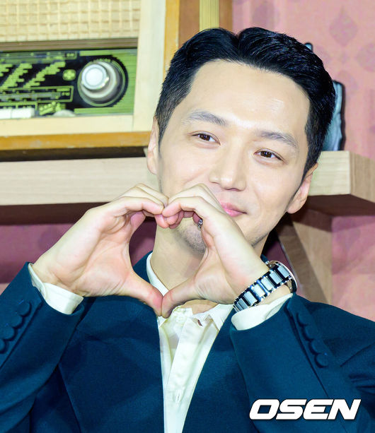 [OSEN=지형준 기자] 12일 오전 서울 강남구 삼성동 메가박스 코엑스에서 넷플릭스 영화 '파반느' 제작보고회가 열렸다.세 청춘의 삶과 사랑을 그린 달콤하고도 씁쓸한 스토리, 고아성, 변요한, 문상민의 매력적인 케미스트리, 이종필 감독만의 독창적이고 섬세한 시선으로 담아낸 청춘 멜로로 모두의 마음을 적실 영화 '파반느'는 20일공개된다.배우 변요한이 포토타임을 하고  있다. 2026.02.12 /jpnews@osen.co.kr