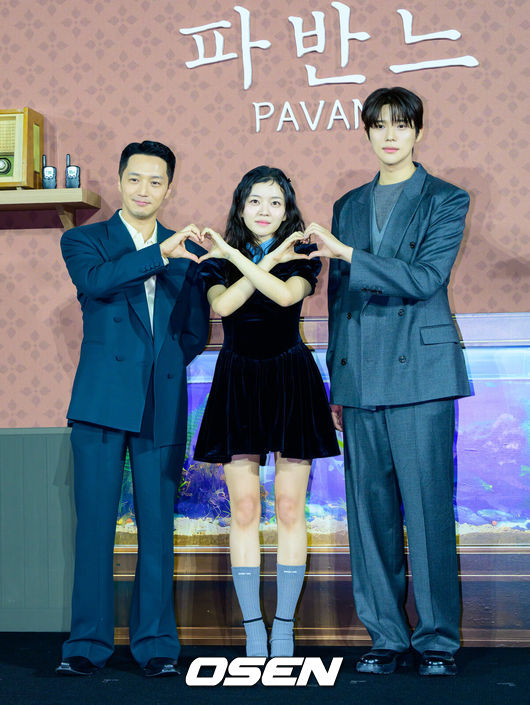 [OSEN=지형준 기자] 12일 오전 서울 강남구 삼성동 메가박스 코엑스에서 넷플릭스 영화 '파반느' 제작보고회가 열렸다.세 청춘의 삶과 사랑을 그린 달콤하고도 씁쓸한 스토리, 고아성, 변요한, 문상민의 매력적인 케미스트리, 이종필 감독만의 독창적이고 섬세한 시선으로 담아낸 청춘 멜로로 모두의 마음을 적실 영화 '파반느'는 20일공개된다.배우 변요한, 고아성, 문상민이 포토타임을 하고  있다. 2026.02.12 /jpnews@osen.co.kr