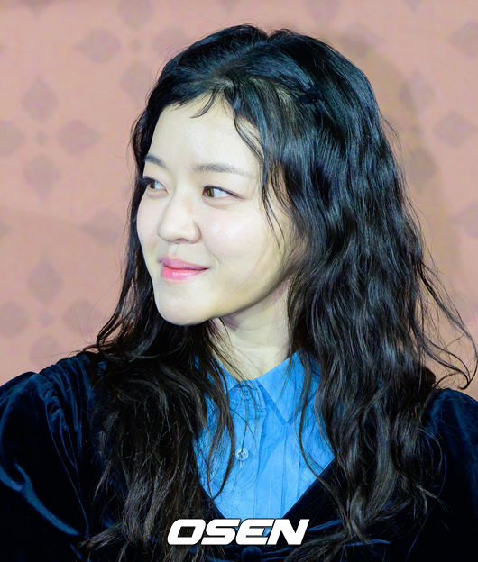 [OSEN=지형준 기자] 12일 오전 서울 강남구 삼성동 메가박스 코엑스에서 넷플릭스 영화 '파반느' 제작보고회가 열렸다.세 청춘의 삶과 사랑을 그린 달콤하고도 씁쓸한 스토리, 고아성, 변요한, 문상민의 매력적인 케미스트리, 이종필 감독만의 독창적이고 섬세한 시선으로 담아낸 청춘 멜로로 모두의 마음을 적실 영화 '파반느'는 20일공개된다.배우 고아성이 간담회를 하고  있다. 2026.02.12 /jpnews@osen.co.kr