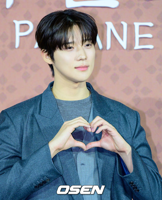 [OSEN=지형준 기자] 12일 오전 서울 강남구 삼성동 메가박스 코엑스에서 넷플릭스 영화 '파반느' 제작보고회가 열렸다.세 청춘의 삶과 사랑을 그린 달콤하고도 씁쓸한 스토리, 고아성, 변요한, 문상민의 매력적인 케미스트리, 이종필 감독만의 독창적이고 섬세한 시선으로 담아낸 청춘 멜로로 모두의 마음을 적실 영화 '파반느'는 20일공개된다.배우 문상민이 포토타임을 하고  있다. 2026.02.12 /jpnews@osen.co.kr