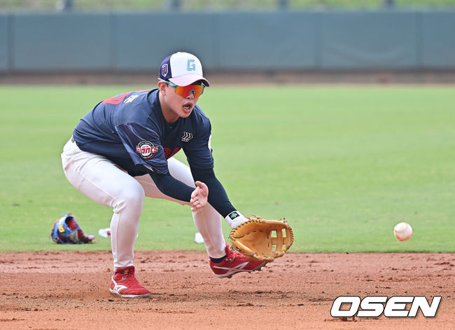 [OSEN=타이난(대만) , 이석우 기자] 프로야구 롯데 자이언츠가 31일(한국시간) 대만 타이난 아시아-태평양 국제야구센터에 스프링캠프를 차리고 구슬땀을 흘렸다.김태형 감독 등코치진과 투수20명,포수5명,내야수9명,외야수7명 등 총41명의 선수단이 1월 20일까지 1차 캠프에서 체력 강화와 기술 훈련을 치른 뒤 21일부터 3월 5일까지 일본 미야자키로 옮겨 2차 캠프에서 구춘리그에 참가해 실전 감각을 점검한다.롯데 이호준이 수비 훈련을 하고 있다. 2026.01.31 / foto0307@osen.co.kr