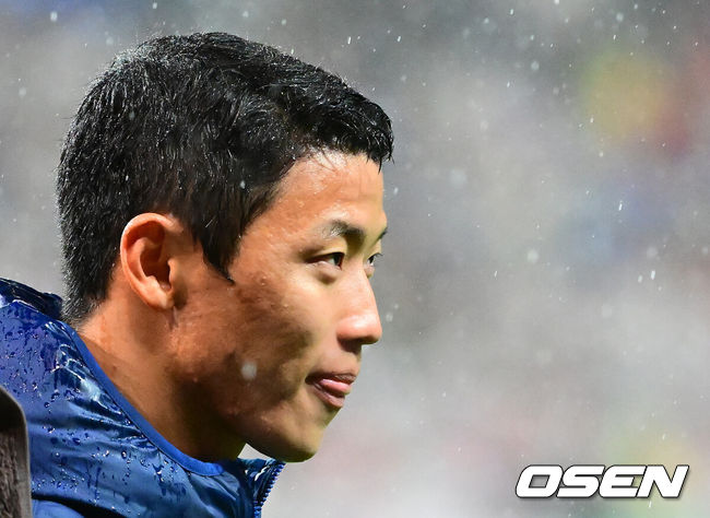 [OSEN=서울월드컵경기장, 지형준 기자] 세계의 벽은 높았다. 결과는 0-5 대패였다.홍명보감독이 이끄는 대한민국 남자 축구 국가대표팀은 10일 서울월드컵경기장에서 '세계 최강' 브라질을상대로 A매치평가전을 치러이스테방(첼시)과 호드리구(레알 마드리드)에게 나란히 2골을 허용하면서 0-5로 대패했다.경기를 마치고 한국 황희찬이 팬들에게 인사를 하고 있다. 2025.10.10 /jpnews@osen.co.kr