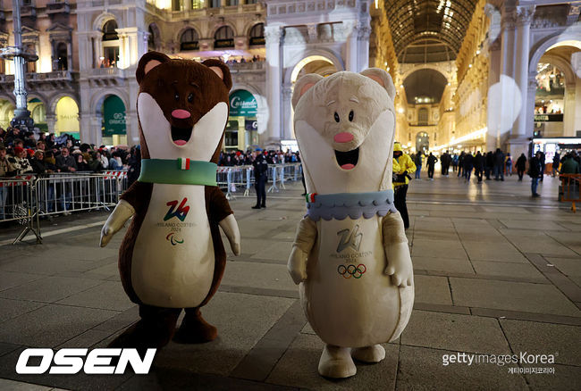 [사진] 밀라노·코르티나 동계 올림픽 공식 굿즈가 뜨거운 인기를 끌고 있다.ⓒGettyimages(무단전재 및 재배포 금지)
