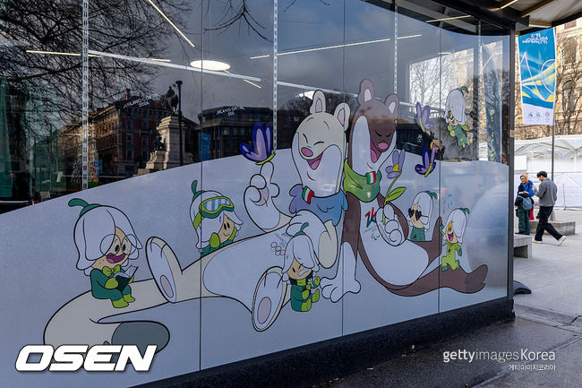 [사진] 밀라노·코르티나 동계 올림픽 공식 굿즈가 뜨거운 인기를 끌고 있다.ⓒGettyimages(무단전재 및 재배포 금지)