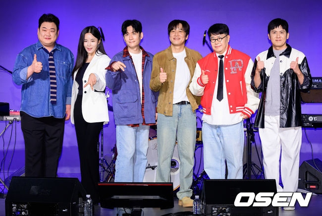 [OSEN=지형준 기자] 12일 오후 서울 종로구 동숭동SA Hall에서 아묻따밴드 첫 디지털 싱글 ‘알고 있잖아’ 발매 기념 쇼케이스가 열렸다.  아묻따밴드는 홍경민(리더·베이스), 조영수(키보드), 차태현(객원 보컬), 전인혁(기타), 김준현(드럼), 조정민(피아노)으로 구성됐다.  아묻따밴드가 포토타임을 하고 있다. 2026.02.12 /jpnews@osen.co.kr