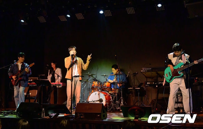 [OSEN=지형준 기자] 12일 오후 서울 종로구 동숭동SA Hall에서 아묻따밴드 첫 디지털 싱글 ‘알고 있잖아’ 발매 기념 쇼케이스가 열렸다.  아묻따밴드는 홍경민(리더·베이스), 조영수(키보드), 차태현(객원 보컬), 전인혁(기타), 김준현(드럼), 조정민(피아노)으로 구성됐다.  아묻따밴드가 포토타임을 하고 있다. 2026.02.12 /jpnews@osen.co.kr