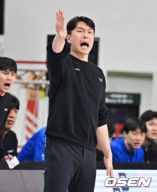 [OSEN=울산, 이석우 기자] 12일 울산 동천체육관에서 2025-2026 LG전자 프로농구 울산 현대모비스와 서울 삼성의 경기가 열렸다.  감독의 이행 의무를 위반한 서울 삼성 김효범 감독이 제재금 300만 원의 징계를 받은 가운데, 12일 재정위원회에서도 별도 소명 없이 울산동천체육관에서 울산 현대모비스전을 준비한 것으로 전해졌다.서울 삼성 김효범 감독이 선수들을 독려하고 있다. 2026.02.12 / foto0307@osen.co.kr