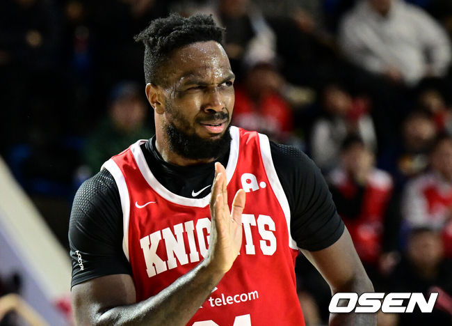 [OSEN=잠실학생체, 조은정 기자]2일 서울 잠실학생체육관에서 2025-2026 LG전자 프로농구 서울 SK와 부산 KCC의 경기가 열렸다.SK는 4위(22승 14패), 부산 KCC는 6위(18승 18패)를 기록중이다.2쿼터 SK 워니가 3점슛 성공 후 손사래를 치고 있다. 2026.02.02 /cej@osen.co.kr