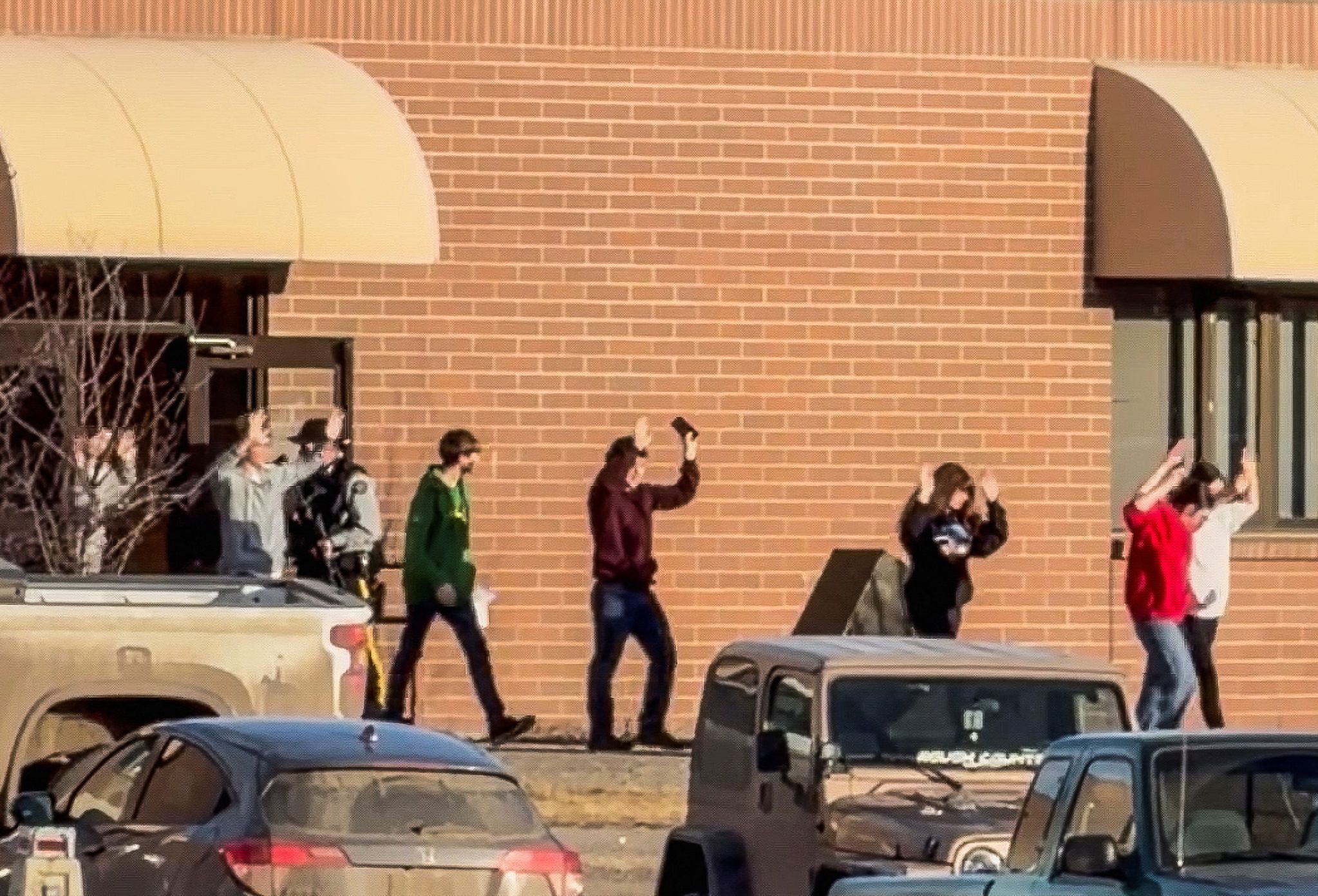 지난 10일(현지시간) 캐나다 브리티시컬럼비아주 텀블러리지의 한 학교에서 총격이 발생한 뒤 학생들이 두 손을 든 채 건물을 빠져나오고 있다. 로이터=연합뉴스