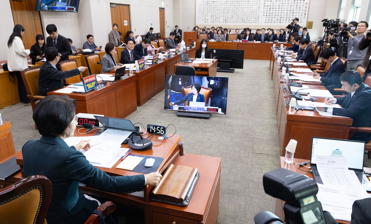 지난 11일 서울 여의도 국회에서 열린 제432회국회(임시회) 법제사법위원회 제2차 전체회의에서 추미애 위원장이 의사봉을 두드리고 있다. 뉴스1
