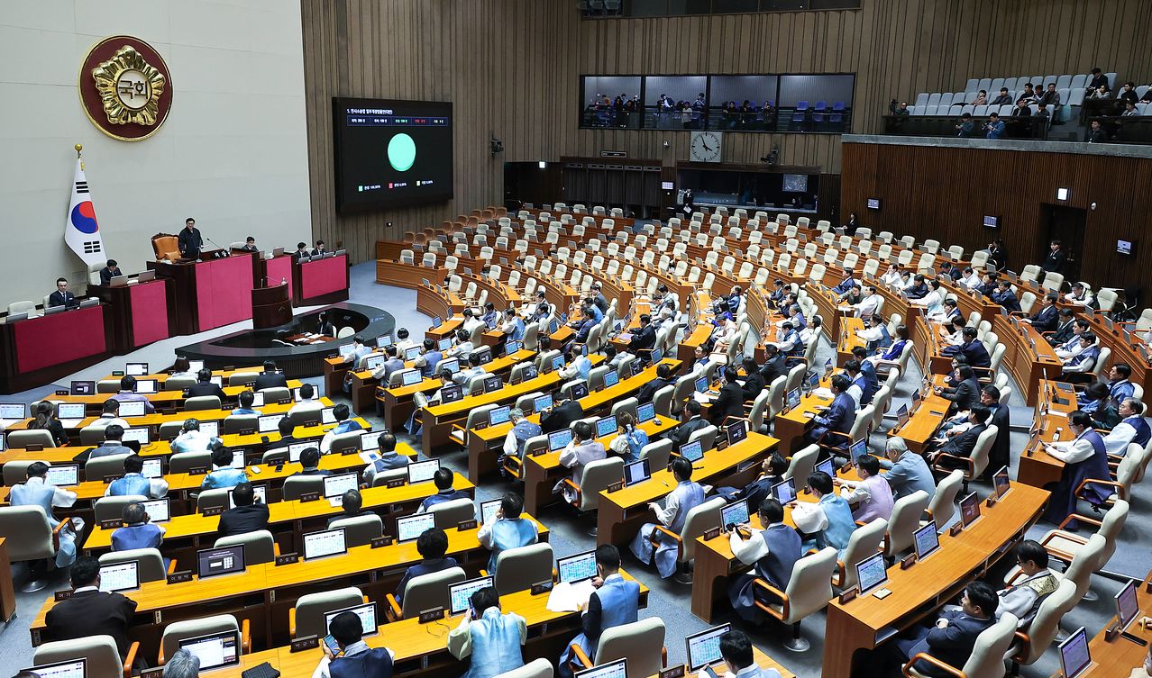 국민의힘 의원들이 불참한 가운데 12일 오후 국회 본회의가 열리고 있다. 임현동 기자