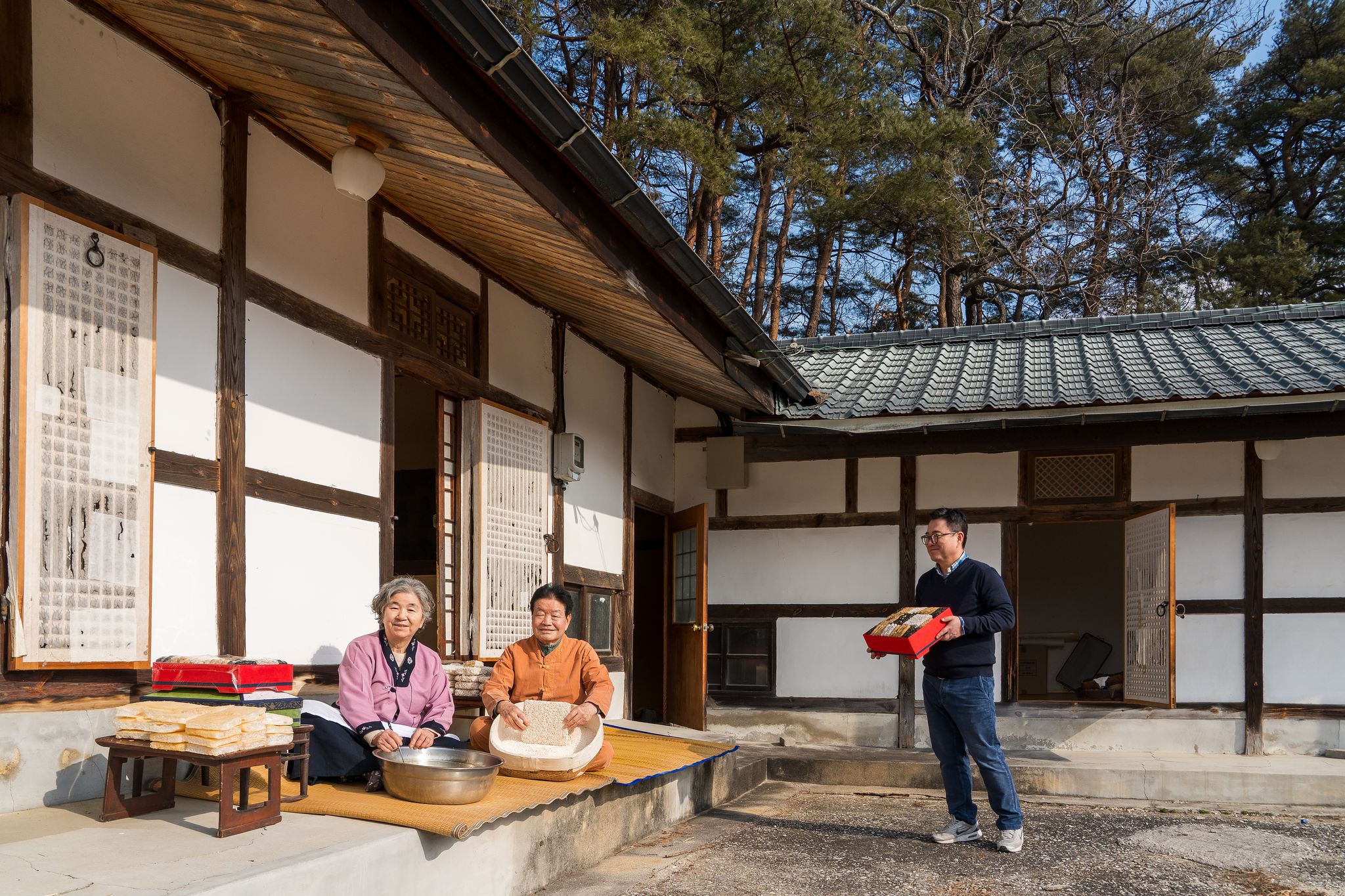 6대를 이어오는 강릉 '갈골한과'. 명절 기간 2만 개 이상의 한과 선물 세트가 나간다. 명절 연휴 40일 전부터 50여 명의 직원이 '풀가동'에 들어간다. 조청을 바르고 튀밥을 입히는 일은 여전히 손으로 한다. 백종현 기자