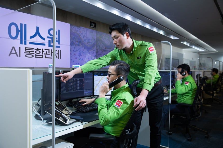 에스원 보안관제센터에서 관제사가 고객처에 이상 상황이 있는지 확인하고 있다. 사진 에스원