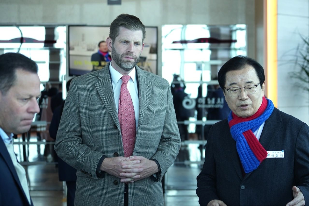 도널드 트럼프 미국 대통령의 차남인 에릭 트럼프 트럼프그룹 총괄 부사장(가운데)이 11일 경기 하남시를 방문해 이현재 하남시장(오른쪽)에게 ‘K-컬처 콤플렉스’ 설명을 듣고 있다. [사진 하남시]