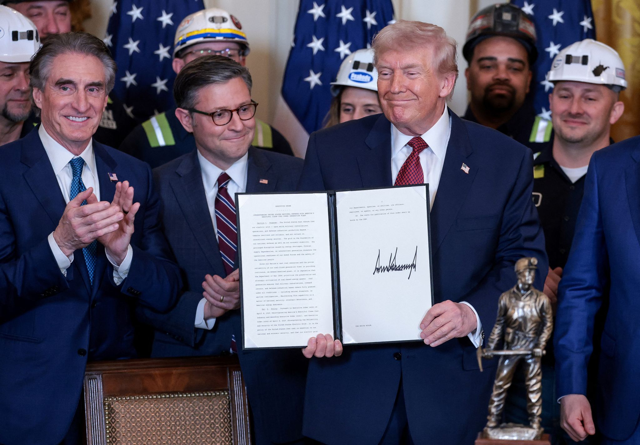 도널드 트럼프 미국 대통령이 11일(현지시간) 워싱턴DC 백악관 이스트룸에서 열린 석탄 에너지 장려 행사에서 ‘미국의 아름답고 깨끗한 석탄 발전 설비로 국가 안보를 강화한다’는 제목의 행정명령을 들고 있다. 로이터=연합뉴스