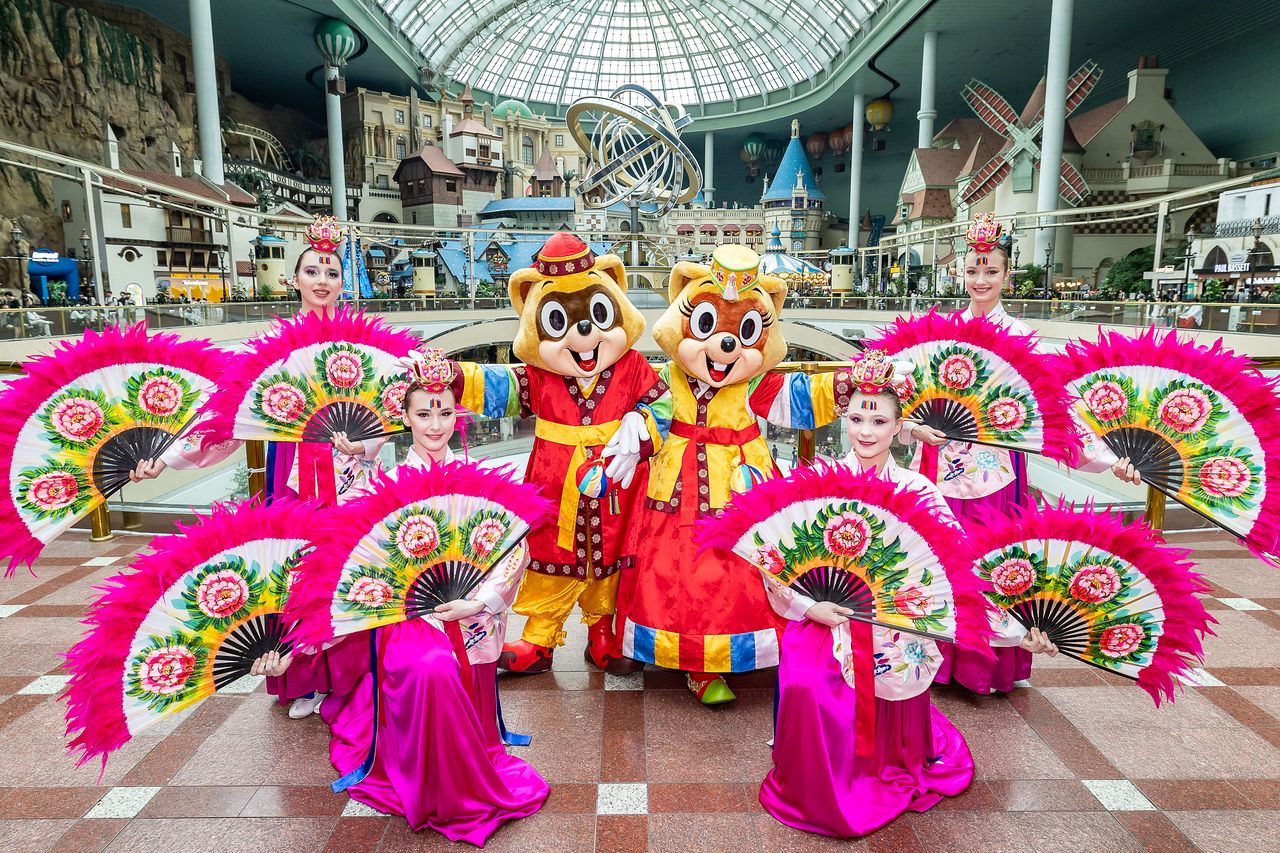 닷새간 이어지는 설 연휴 기간에 전국의 테마파크를 방문하면 명절 분위기를 만끽할 수 있다. 사진은 롯데월드의 한복 입은 로티, 로리와 외국인 무용수들. 사진 롯데월