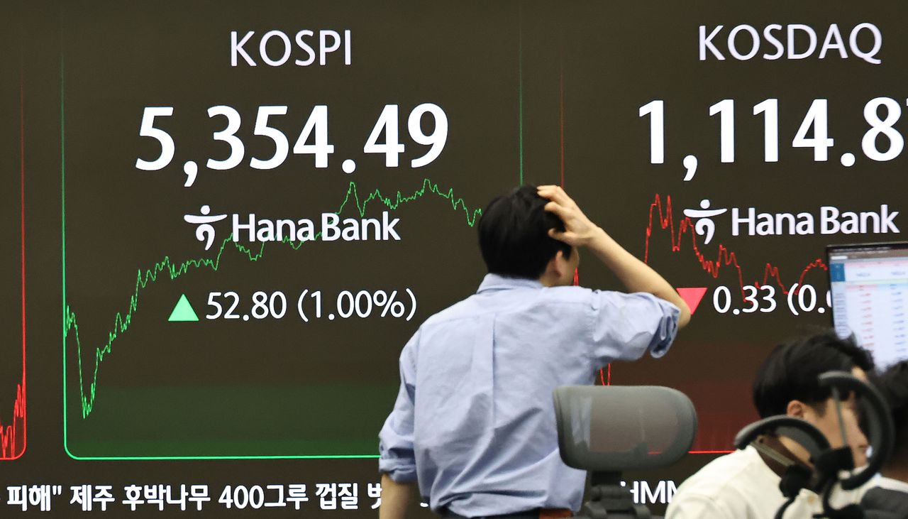 금융당국이 코스닥을 중심으로 국내 증시에서 부실기업을 퇴출하기 위한 상장폐지 요건 개혁안을 12일 발표했다. 지난 20년간 코스피 지수가 3.8배로 상승한 반면 코스닥은 1.6배에 그쳤다. 연합뉴스