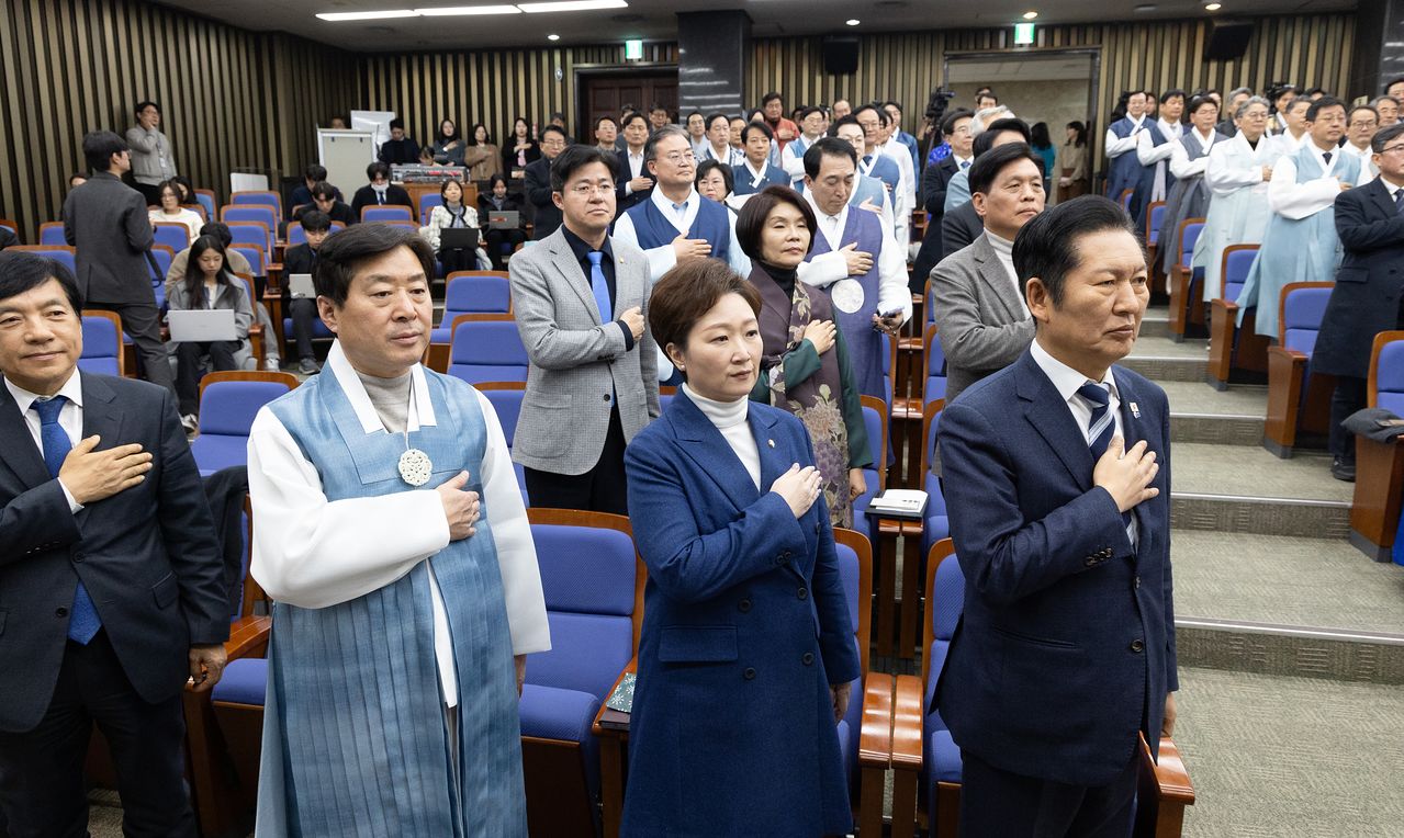 12일 서울 여의도 국회에서 열린 더불어민주당 의원총회에서 정청래 대표를 비롯한 의원들이 국민의례하고 있다. 뉴스1