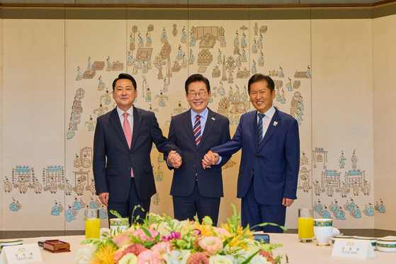 이재명 대통령이 지난해 9월 여야 지도부 오찬 회동에서 정청래 더불어민주당 대표, 장동혁 국민의힘 대표와 기념촬영을 하고 있다. 대통령실 제공