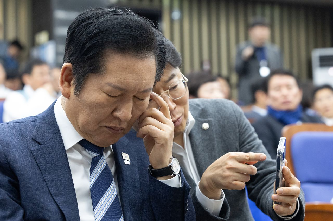 12일 서울 여의도 국회에서 열린 더불어민주당 의원총회에서 정청래 대표가 최기상 수석사무부총장과 대화하고 있다. 뉴스1