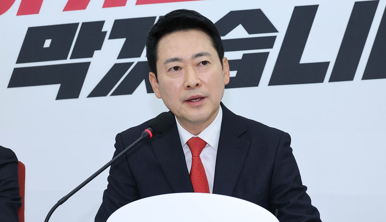 장동혁 국민의힘 대표가 12일 오전 국회에서 현안관련 기자회견을 마친 뒤 이동하고 있다. 임현동 기자