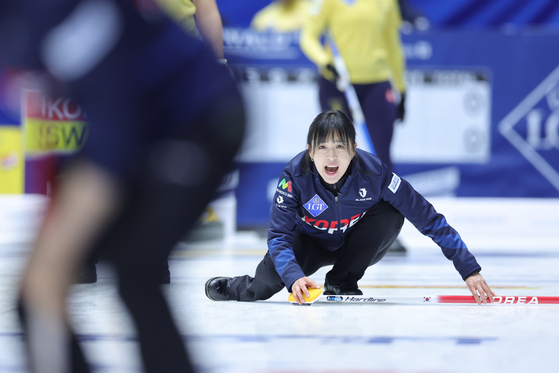 지난해 3월 20일 의정부실내빙상장에서 열린 2025 LGT 세계여자컬링선수권대회 한국과 스웨덴 경기에서 한국 스킵 김은지가 투구한 뒤 동료들에게 지시하고 있다. 연합뉴스
