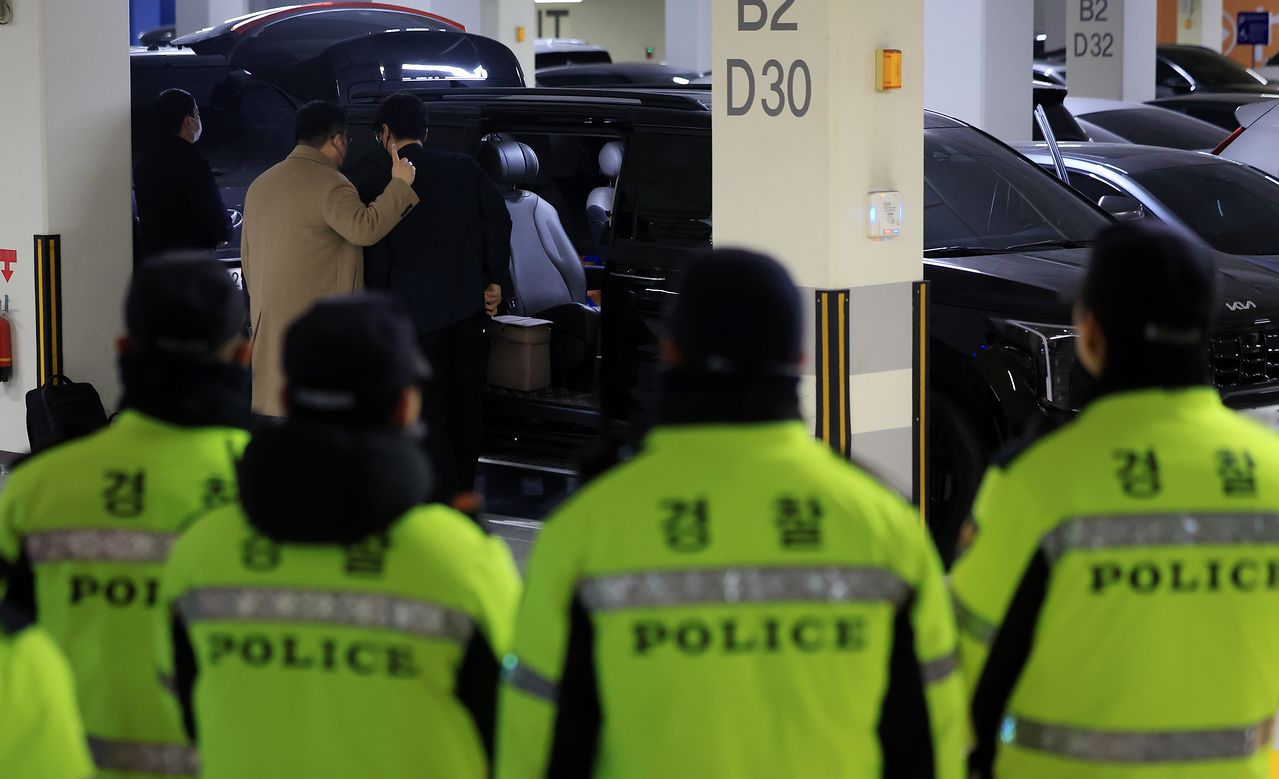 경찰 수사관들이 지난달 11일 서울 강서구 강선우 의원 자택에 주차된 강선우 의원실 차량을 압수수색 하고 있다. 뉴스1