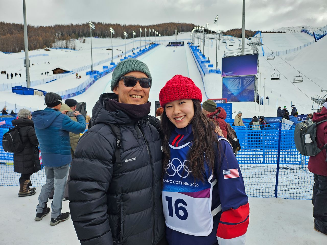 2026 밀라노·코르티나담페초 동계올림픽에서 미국의 스노보드 하프파이프 여자 국가대표로 뛰는 비아 김(오른쪽). 왼쪽은 아버지 김경환씨. 비아 김은 기후변화와 같은 사회문제에도 자기 목소리를 낼 줄 아는 선수다. 고봉준 기자