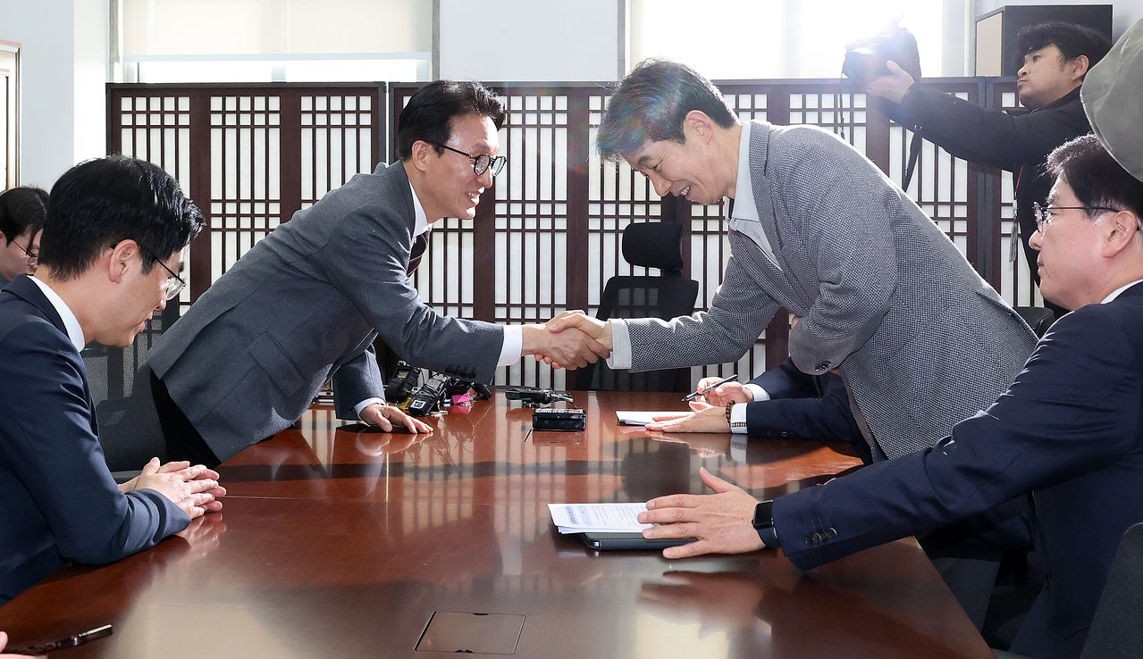 행정통합안 의결을 앞두고 국회를 방문한 김민석 국무총리가 12일 국회 행정안전위원장실에서 윤건영 국회 행정안전위원회 법안심사1소위원장과 악수하고 있다. 연합뉴스 