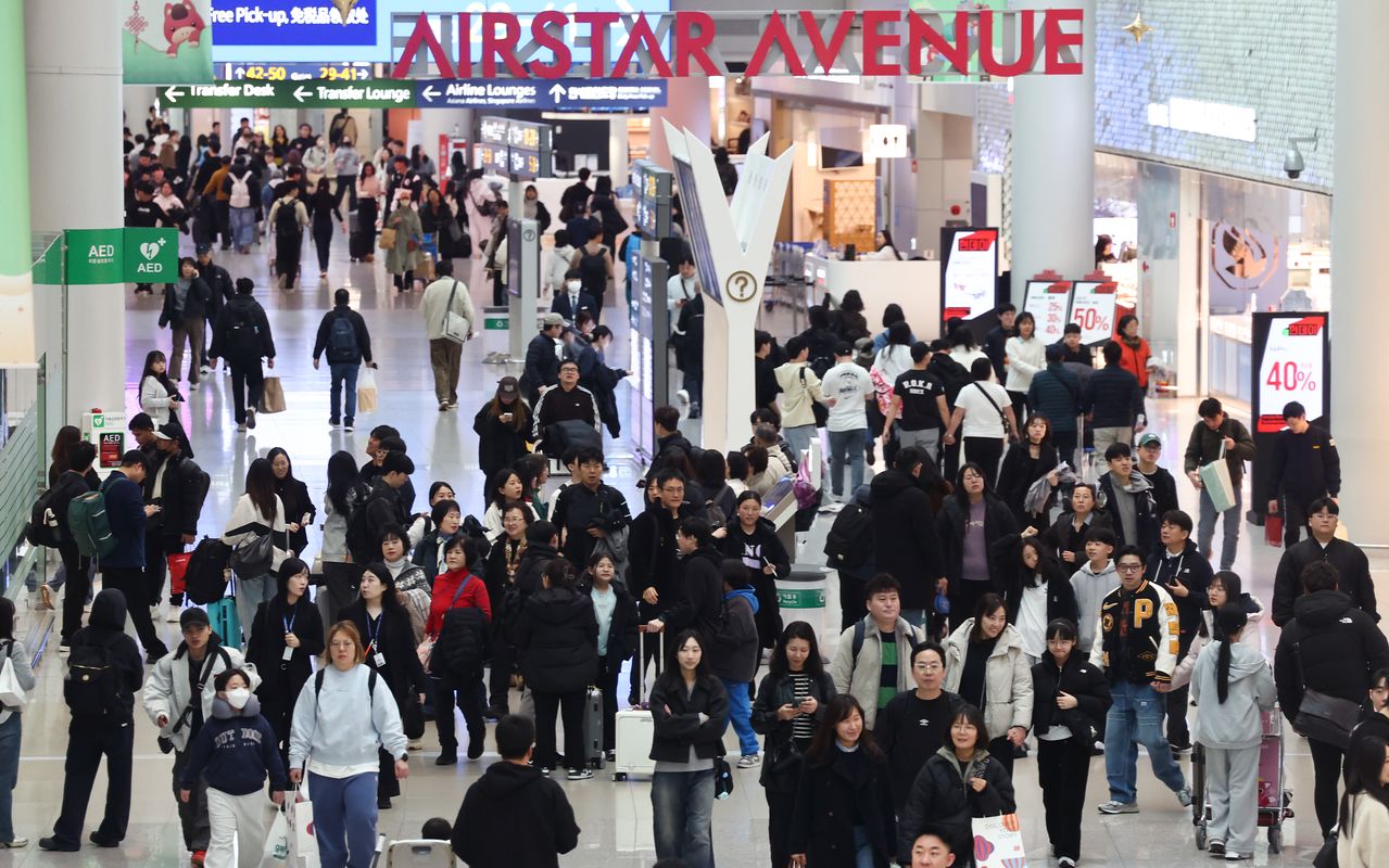 설 명절 연휴를 앞둔 12일 오전 인천국제공항 1터미널 면세구역이 이용객들로 붐비고 있다. 국토교통부에 따르면 오는 13일부터 오는 18일까지 엿새간의 설 연휴 기간 모두 99만 4천 명이 해외로 나갈 것으로 집계됐다. 뉴스1
