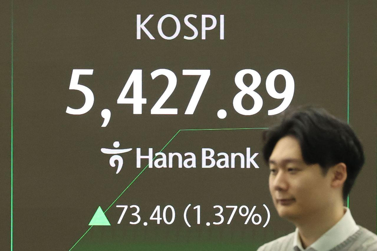 12일 오전 서울 중구 하나은행 딜링룸에서 딜러들이 업무를 보고 있다. 코스피가 전일 대비 70.90포인트(1.32%) 상승한 5425.39에 출발했다. 뉴시스