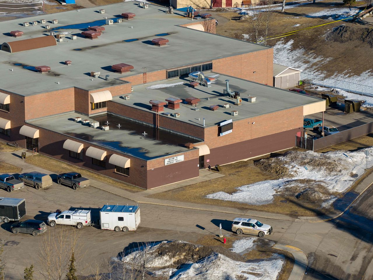 지난 11일(현지시간) 캐나다 브리티시컬럼비아주 텀블러리지에서 최소 9명이 숨진 총격 사건이 발생한 중·고등학교 건물의 전경. 이날 마크 카니 캐나다 총리는 외딴 서부 지역에서 발생한 이번 사건으로 캐나다가 애도에 잠겼다고 밝혔다. AFP=연합뉴스