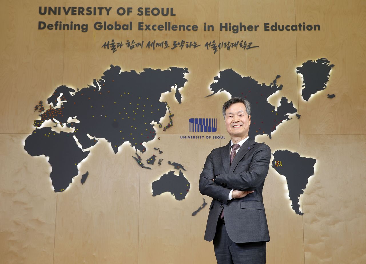 원용걸 서울시립대학교 총장이 9일 오후 서울 전농동 캠퍼스 총장실에서 중앙일보와 인터뷰했다. 강정현 기자. 2026.02.09.