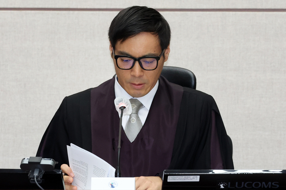 윤석열 전 대통령의 특수공무집행방해, 직권남용 권리행사방해 등 혐의 사건 1차 공판이 열린 지난해 9월 26일 서울 서초구 서울중앙지법에서 백대현 부장판사가 자료를 살펴보고 있다. 이날 재판중계는 사상 첫 하급심 공판기일 중계였다. 이전에는 전직 대통령 선고기일만 3차례 중계됐다. 사진공동취재단