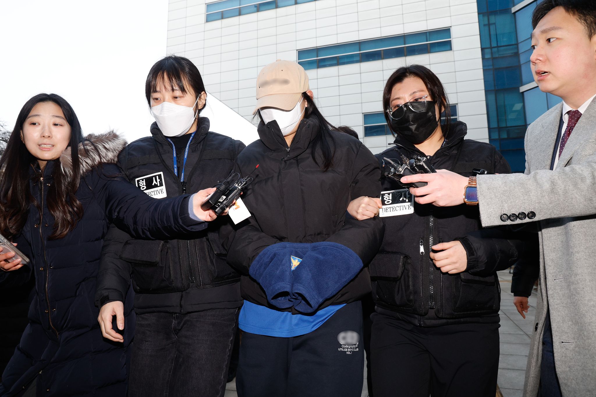 수유동 모텔에서 약물이 든 음료를 건네 타인을 숨지게 한 혐의를 받는 20대 여성이 12일 오전 서울 도봉구 북부지방법원에서 열린 영장실질심사(구속 전 피의자 심문)에 출석하고 있다. 뉴스1