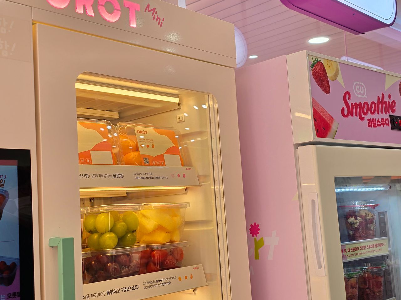 12일 서울 성동구 성수동에 위치한 CU 성수디저트파크점에서 운영중인 생과일 키오스크. BGF리테일 관계자에 따르면 현재 전국 11개 점포에서 1인 가구를 겨냥한 생과일 키오스크가 도입돼 운영중이다. 노유림 기자