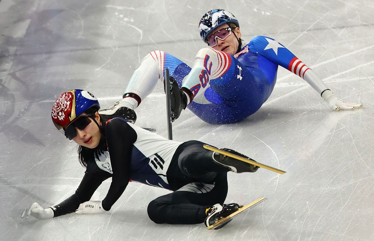 지난 10일(현지시간) 이탈리아 밀라노 아이스스케이팅 아레나에서 열린 쇼트트랙 혼성 2000m 계주 준결승에서 미국 여자 대표팀 커린 스토더드가 넘어지면서 뒤따르던 김길리를 덮쳤다. 김종호 기자