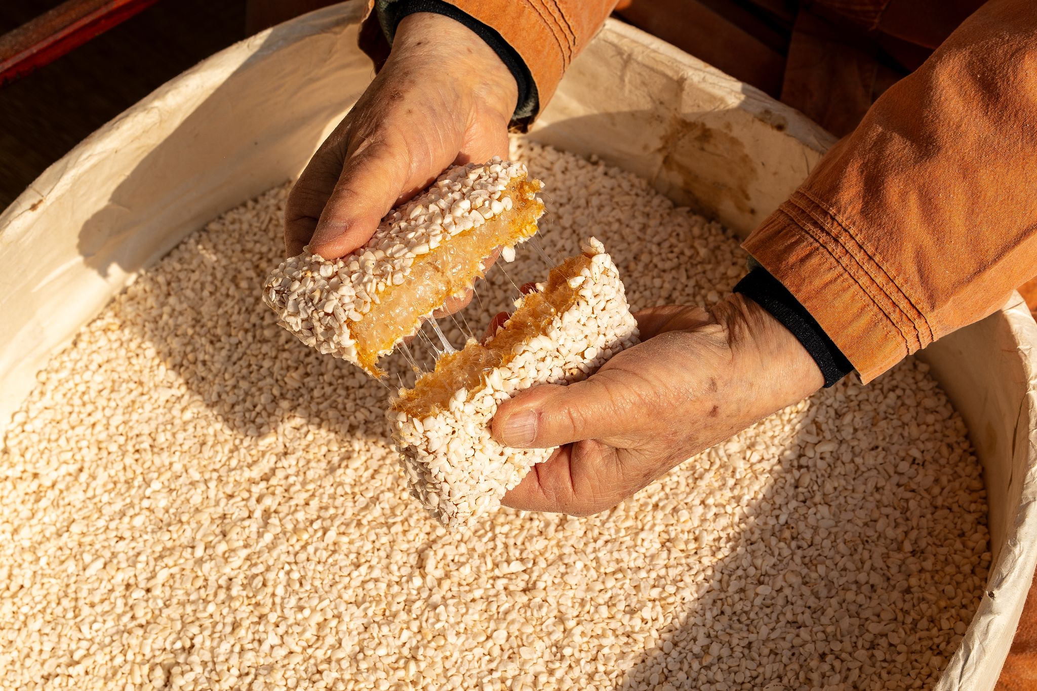 갈골한과의 산자(네모난 유과)는 속이 꽉 차있다. 바삭하고 존득하고 달콤하다. 백종현 기자