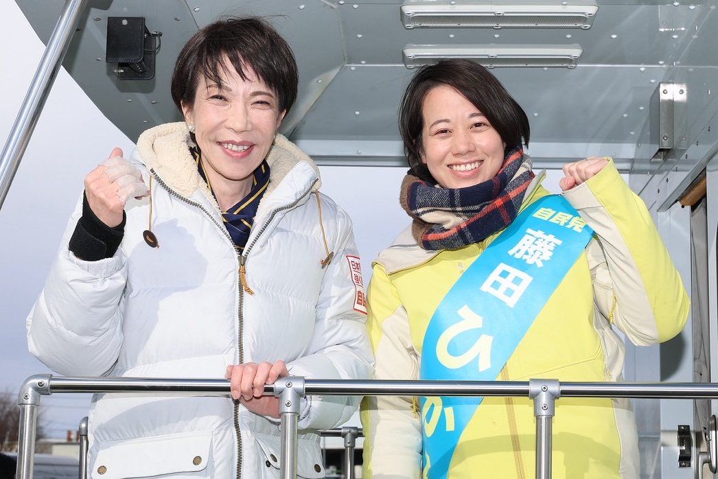 후지타 히카루 자민당 의원(오른쪽)을 지원하기 위해 지난 2일 나가노현 유세 현장에 방문한 다카이치 사나에 총리. 사진 X(옛 트위터) 캡처