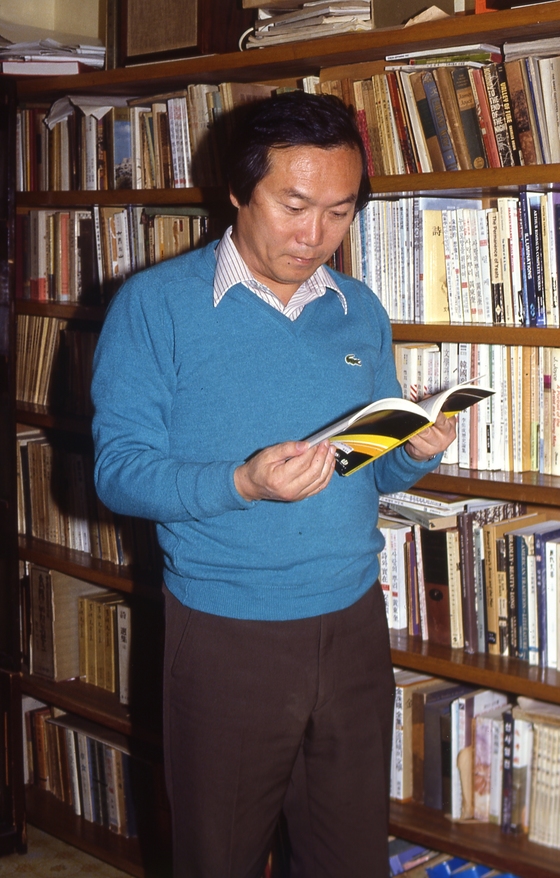 황동규 시인은 "책을 읽다보면 혈압약 먹을 시간도, 약속 시간도 잊은 채 몰두한다"고 말했다. 중앙포토