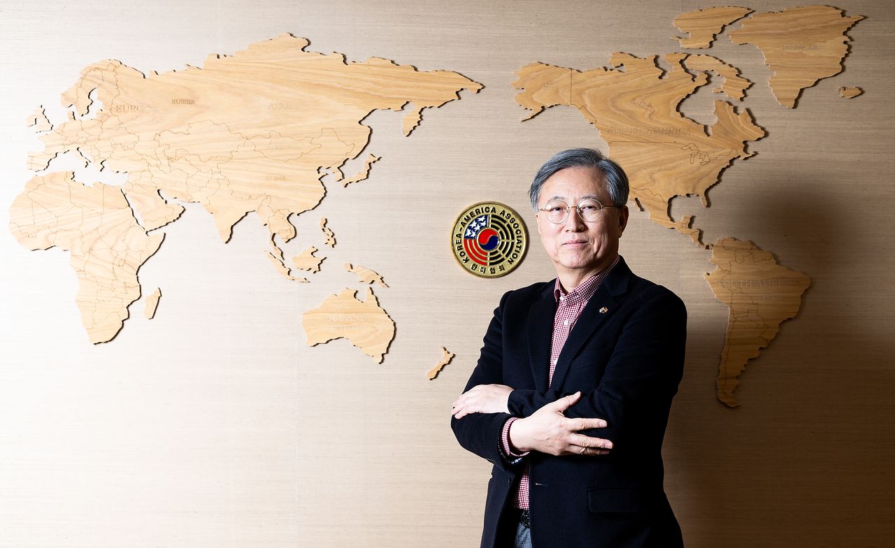 최중경 전 지식경제부 장관을 지난 6일 서울 중구 순화동 한미협회에서 만났다. 협회는 한ㆍ미 양국 국민의 우호증진을 목적으로 한 민간 단체로 최 전 장관이 회장을 맡고 있다. 우상조 기자