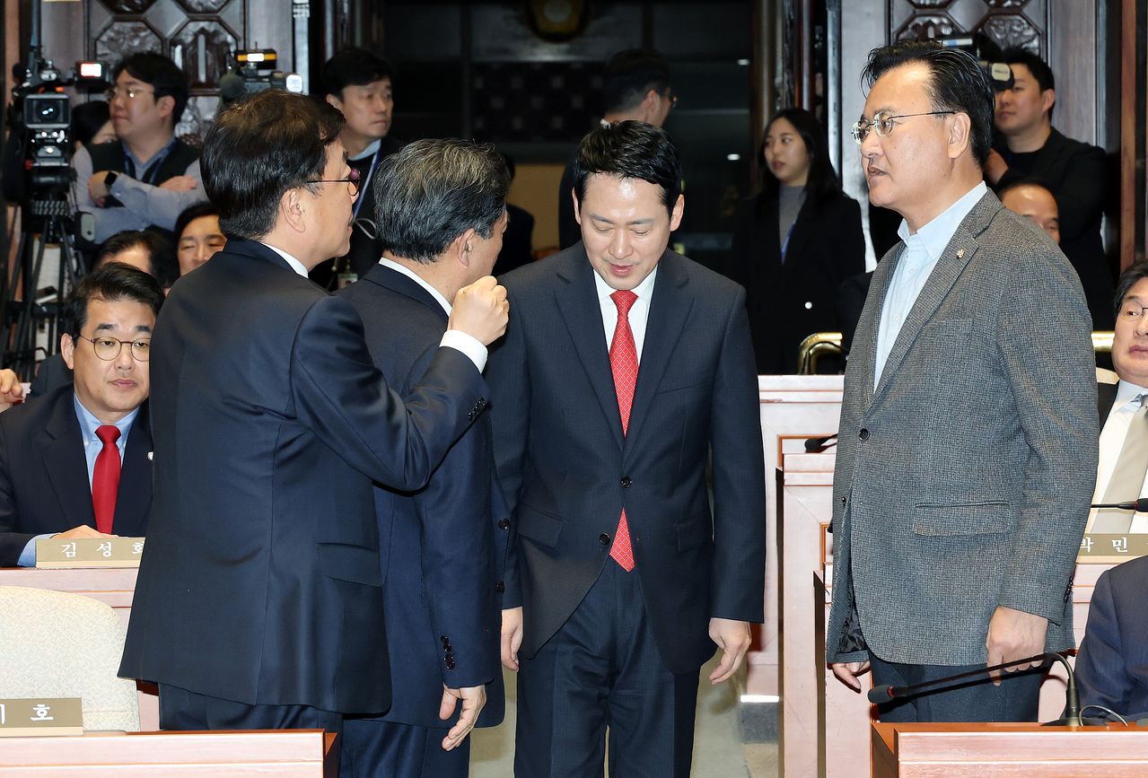 국민의힘 장동혁 대표가 12일 국회에서 열린 의원총회에 입장하고 있다. 연합뉴스