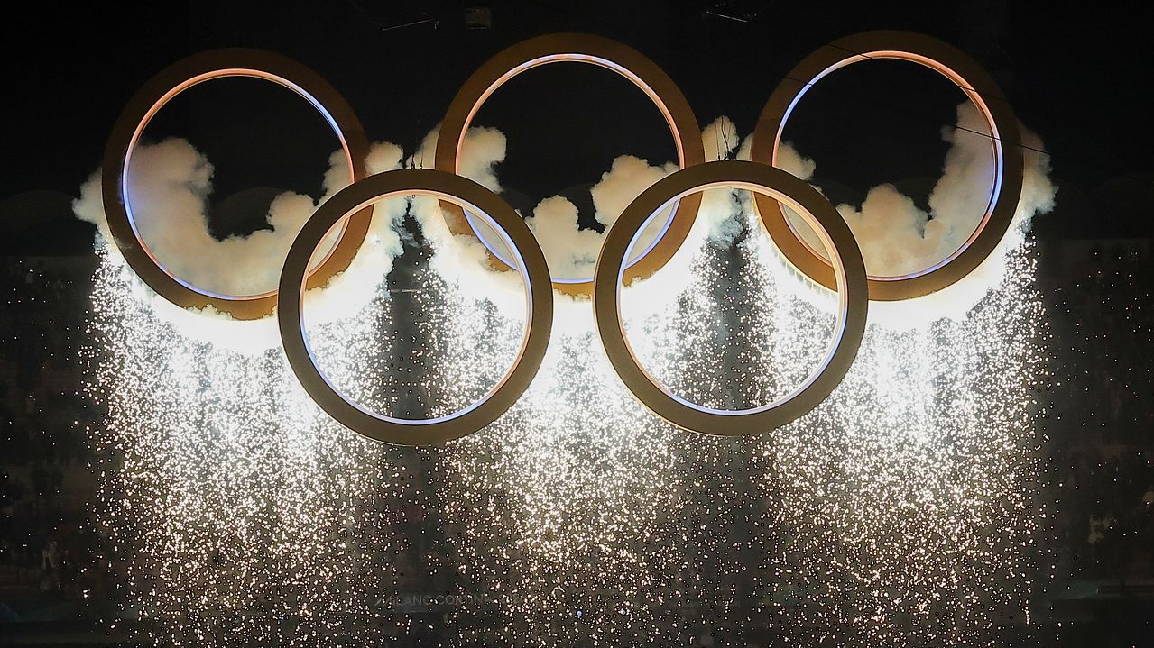 (밀라노=뉴스1) 김성진 기자 = 6일 오후(현지시간) 이탈리아 밀라노 산시로 올림픽 스타디움에서 열린 2026 밀라노·코르티나담페초 동계올림픽대회 개회식에서 이탈리아 알파인 스킨 레전드 데보라 콤파뇨니, 엘베르토 톰바가 성화를 점화하자 오륜기 로고 조형물에서 불꽃이 터지고 있다. 2026.2.7/뉴스1