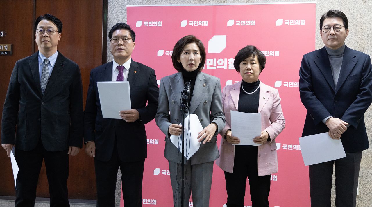 같은 날 재판소원 허용법 관련 기자회견을 하는 국민의힘 법사위원들. [뉴스1]