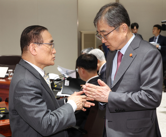 위성락 국가안보실장(왼쪽)과 조현 외교부 장관이 지난해 11월 4일 용산 대통령실에서 열린 국무회의에서 대화를 나누고 있다. 연합뉴스